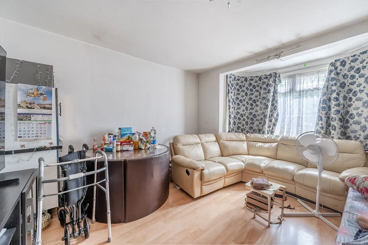 18 Hillcroft Crescent, Wembley, photo 2