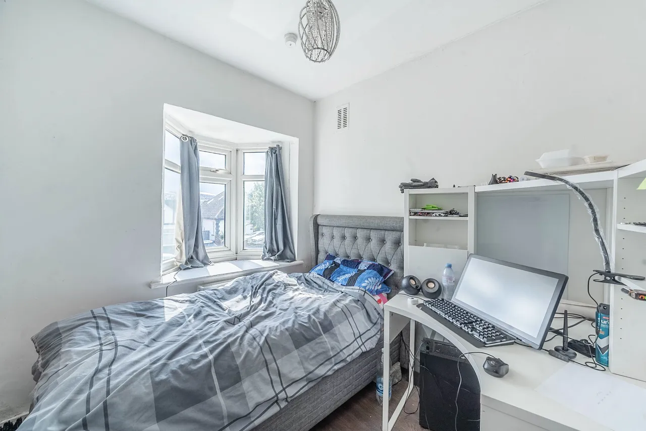 18 Hillcroft Crescent, Wembley, photo 5
