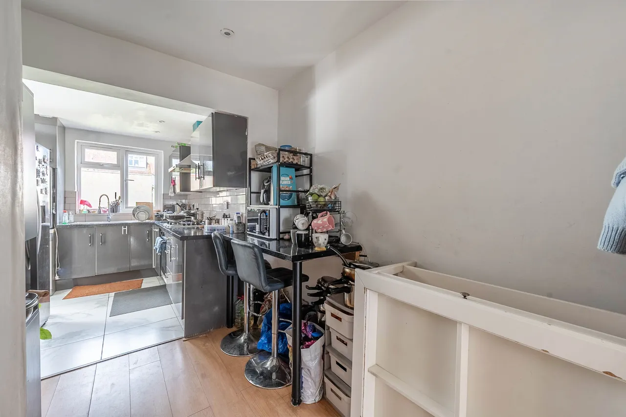 18 Hillcroft Crescent, Wembley, photo 10