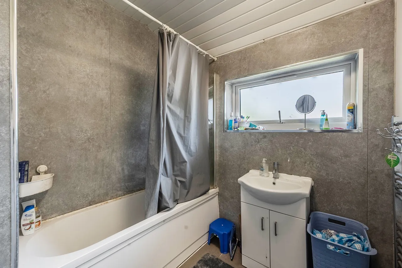 18 Hillcroft Crescent, Wembley, photo 7