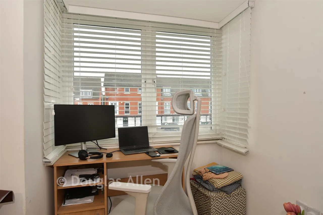 Glandford Way, Chadwell Heath, RM6, photo 6