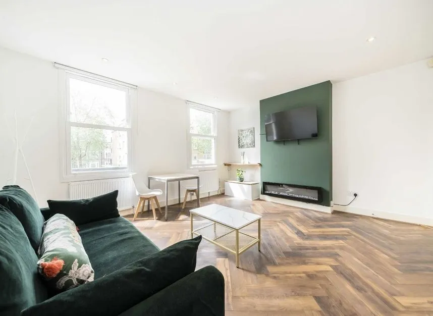 Chiswick High Road, Chiswick, W4, photo 2