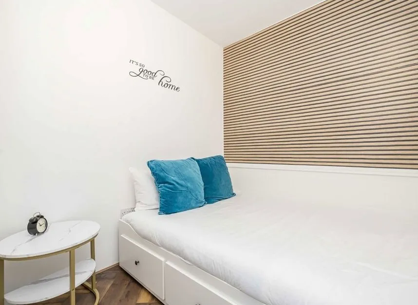 Chiswick High Road, Chiswick, W4, photo 4