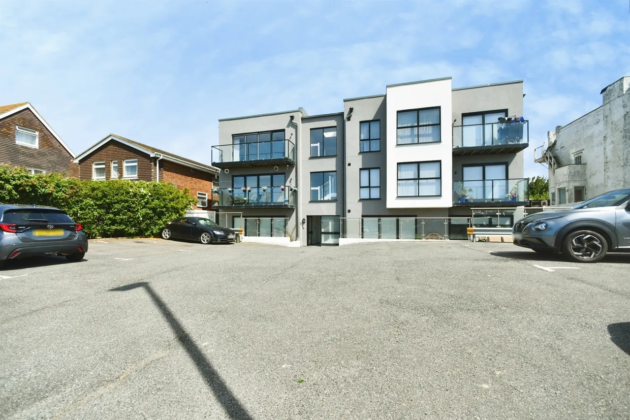 2 bed flat for sale — South Coast Road, Peacehaven