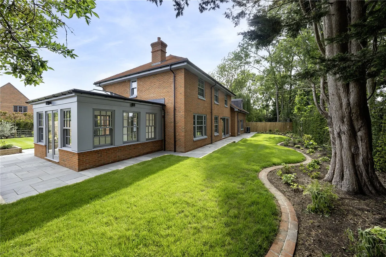Stunning NEW HOME in an exclusive gated development of only eight homes, photo 4