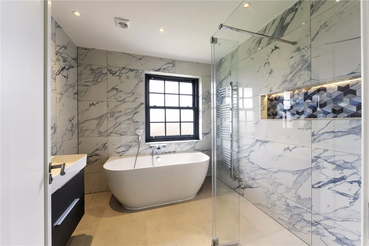 Stunning NEW HOME in an exclusive gated development of only eight homes, photo 3