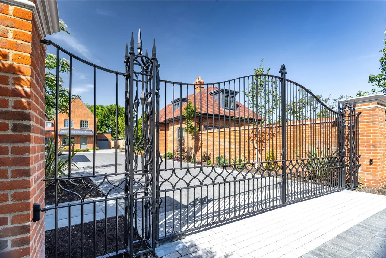 Stunning NEW HOME in an exclusive gated development of only eight homes, photo 23