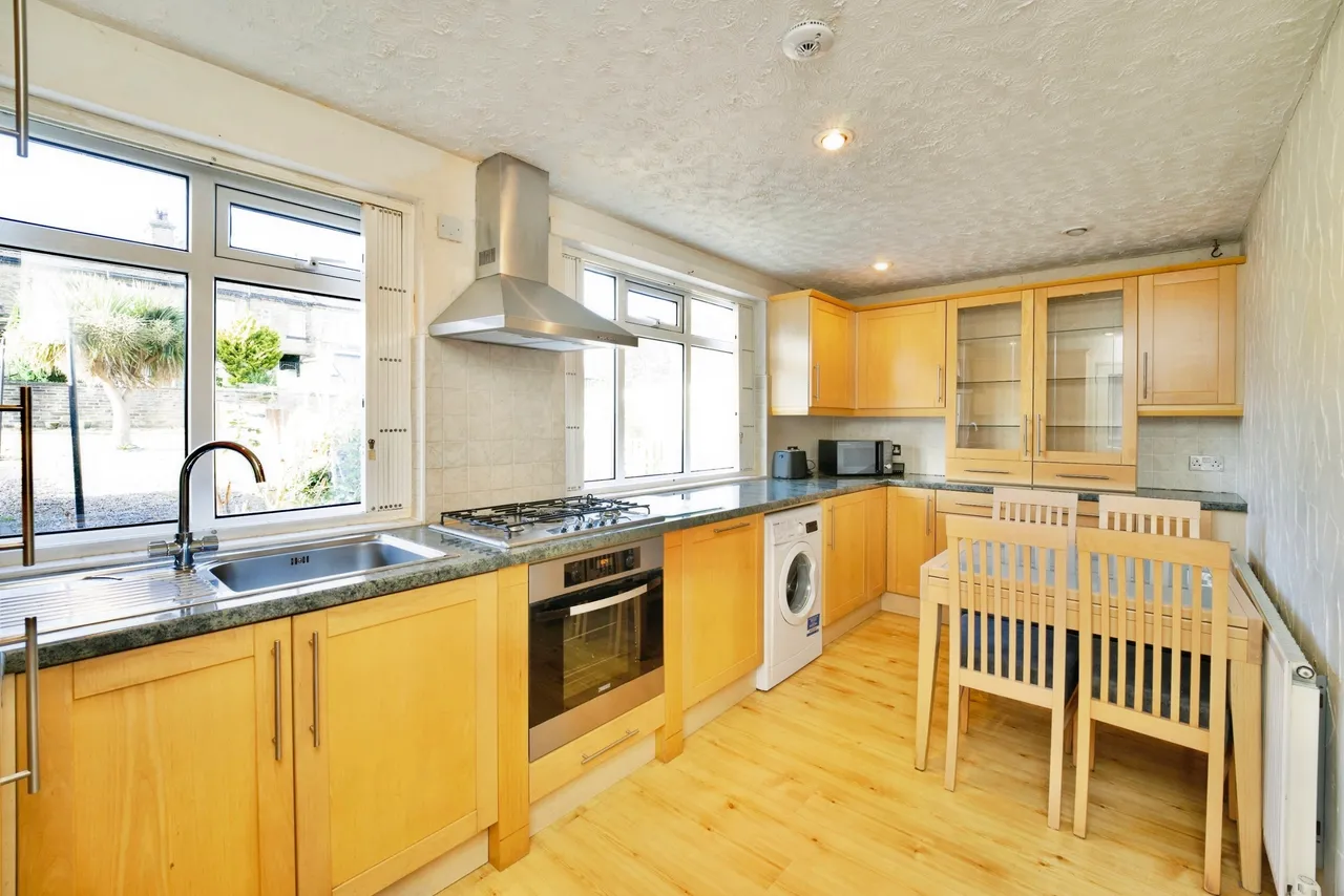 St. Wilfrids Crescent, Bradford, BD7, photo 3