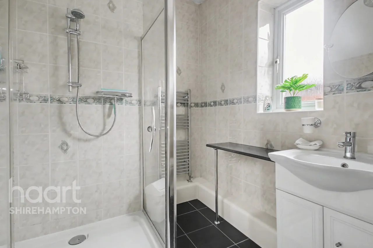 Lois Drive, Shepperton, TW17, photo 11