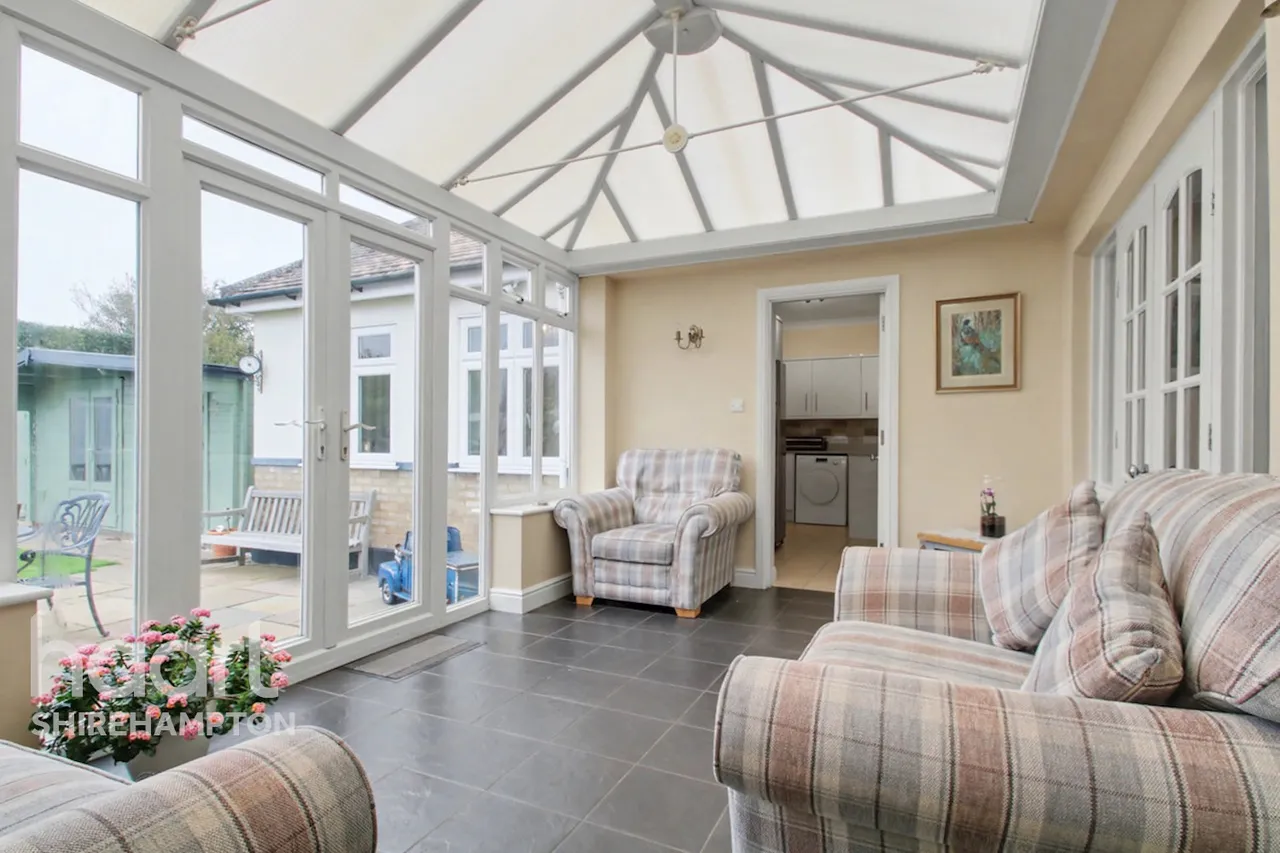 Lois Drive, Shepperton, TW17, photo 16