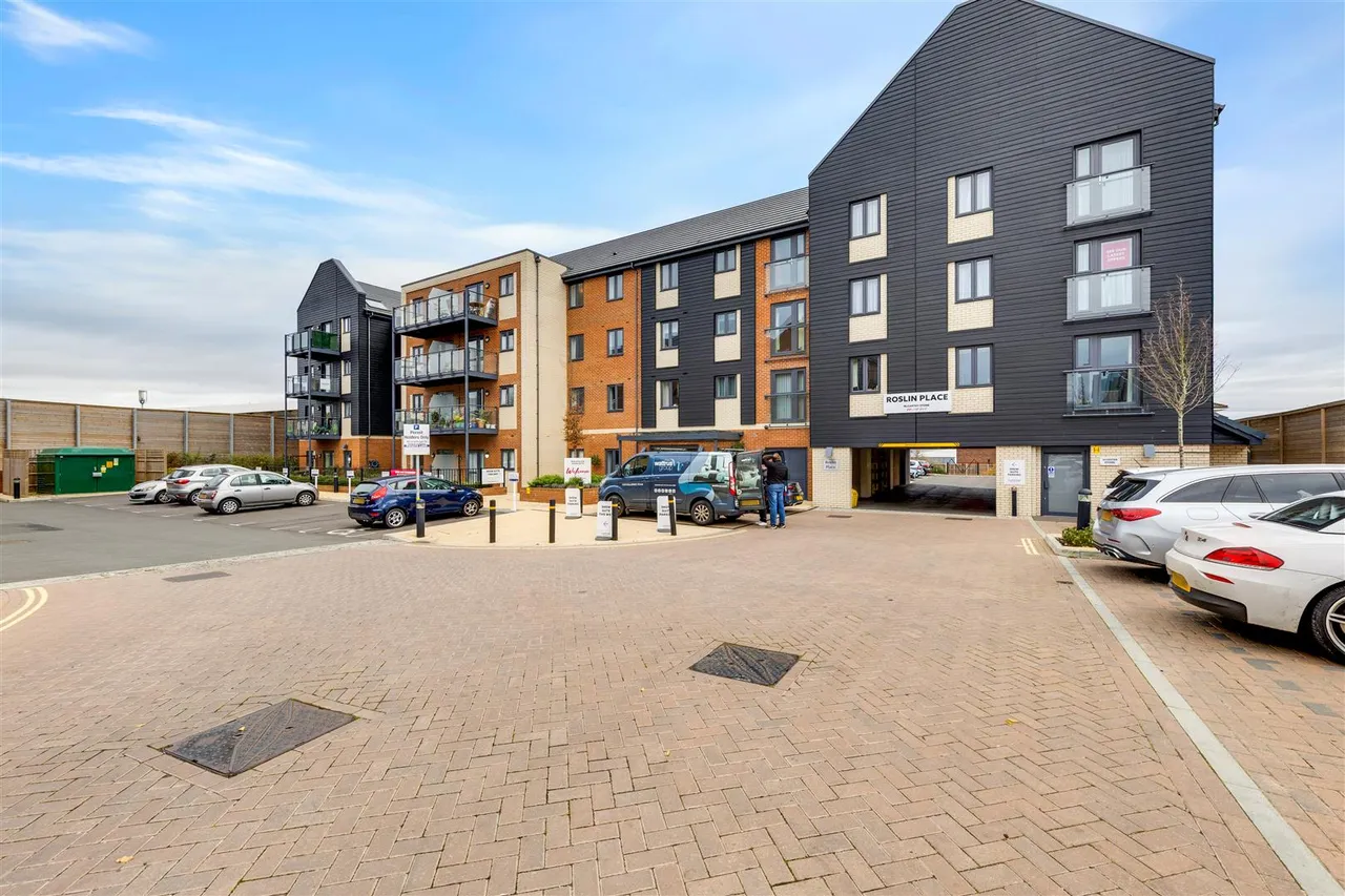 2 bed flat for sale, Station Road, Hook, RG27