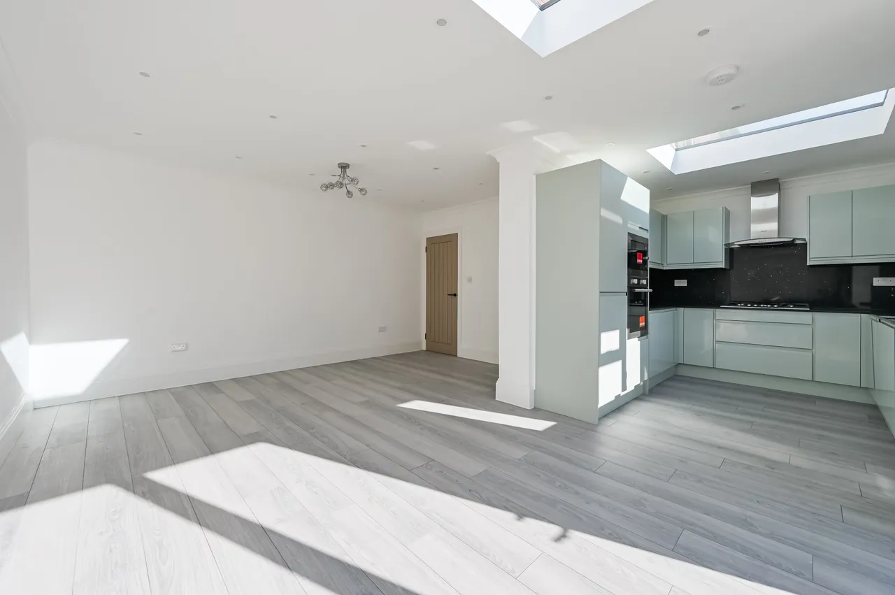 15 Lukin Crescent, London, photo 4