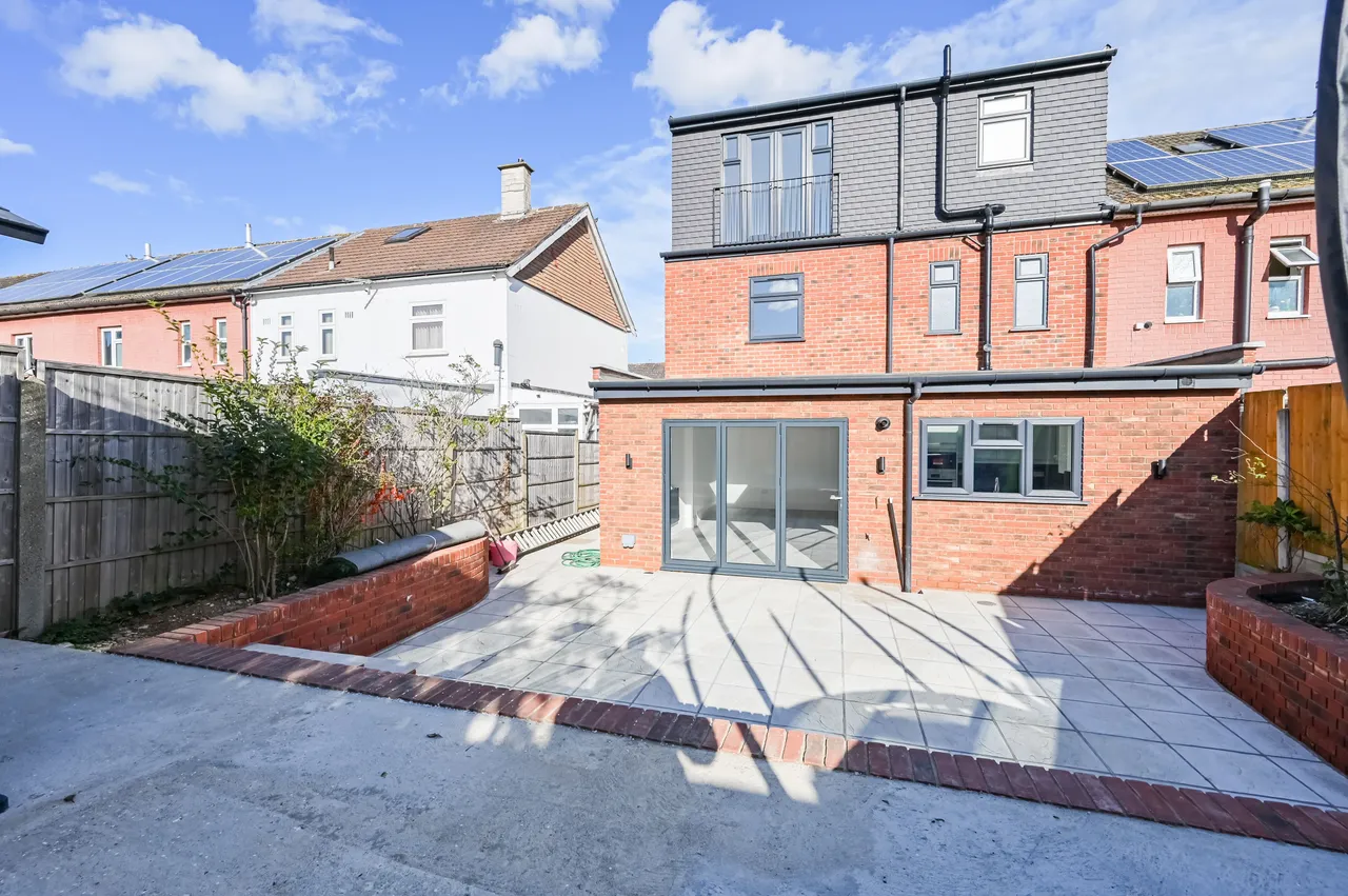 5 bed house for sale — 15 Lukin Crescent, London
