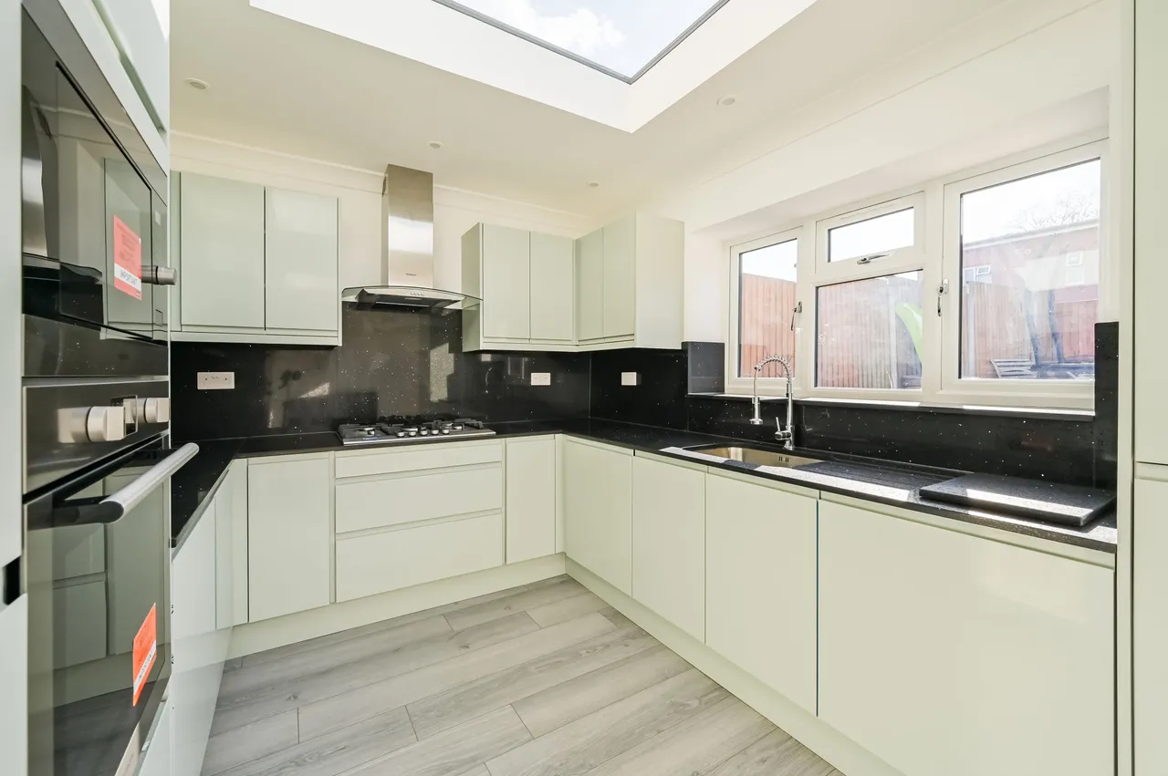15 Lukin Crescent, London, photo 5