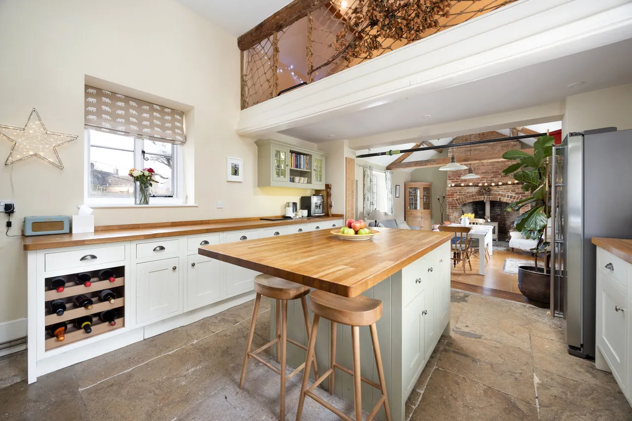 Court Lane, Bratton, BA13, photo 2