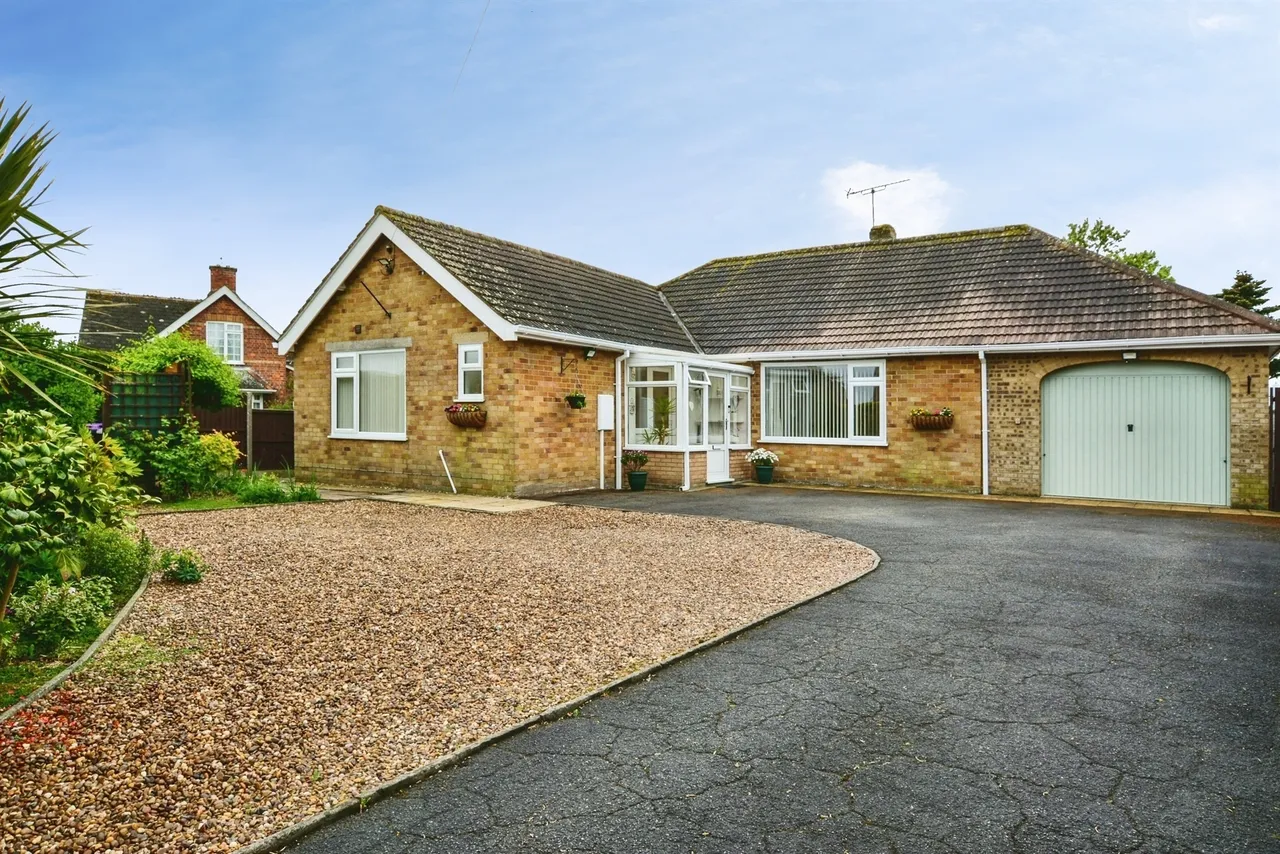 3 bed house for sale — Alford Road, Bilsby, Alford