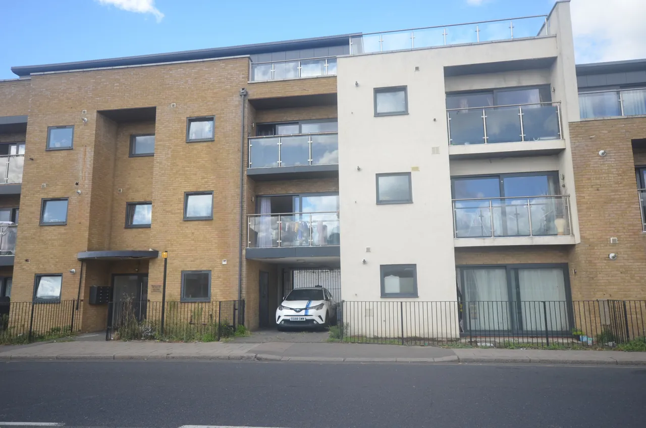 2 bed flat to rent — Cranbrook Road, Ilford, IG2 6FN
