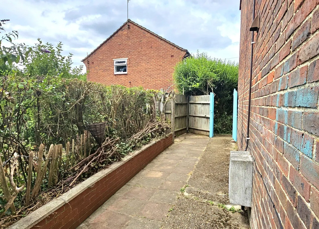 St. Michaels Road, Woking, GU21, photo 21