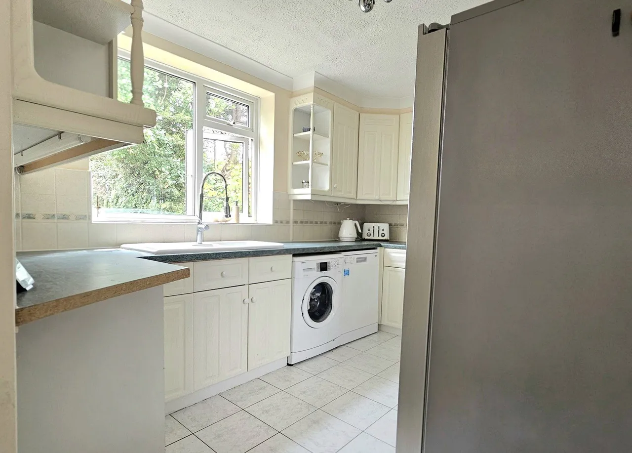 St. Michaels Road, Woking, GU21, photo 16
