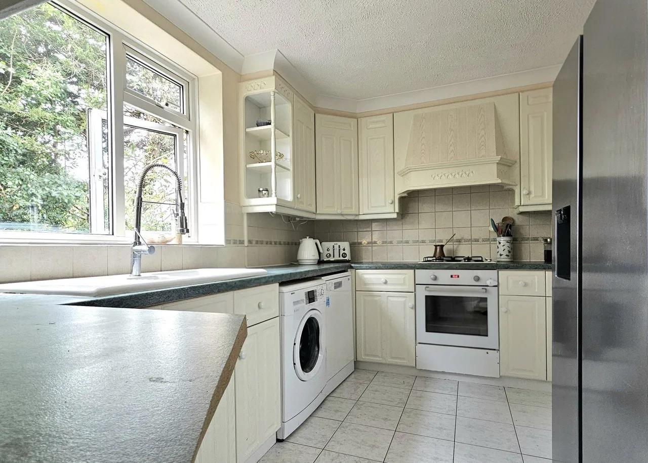 St. Michaels Road, Woking, GU21, photo 13