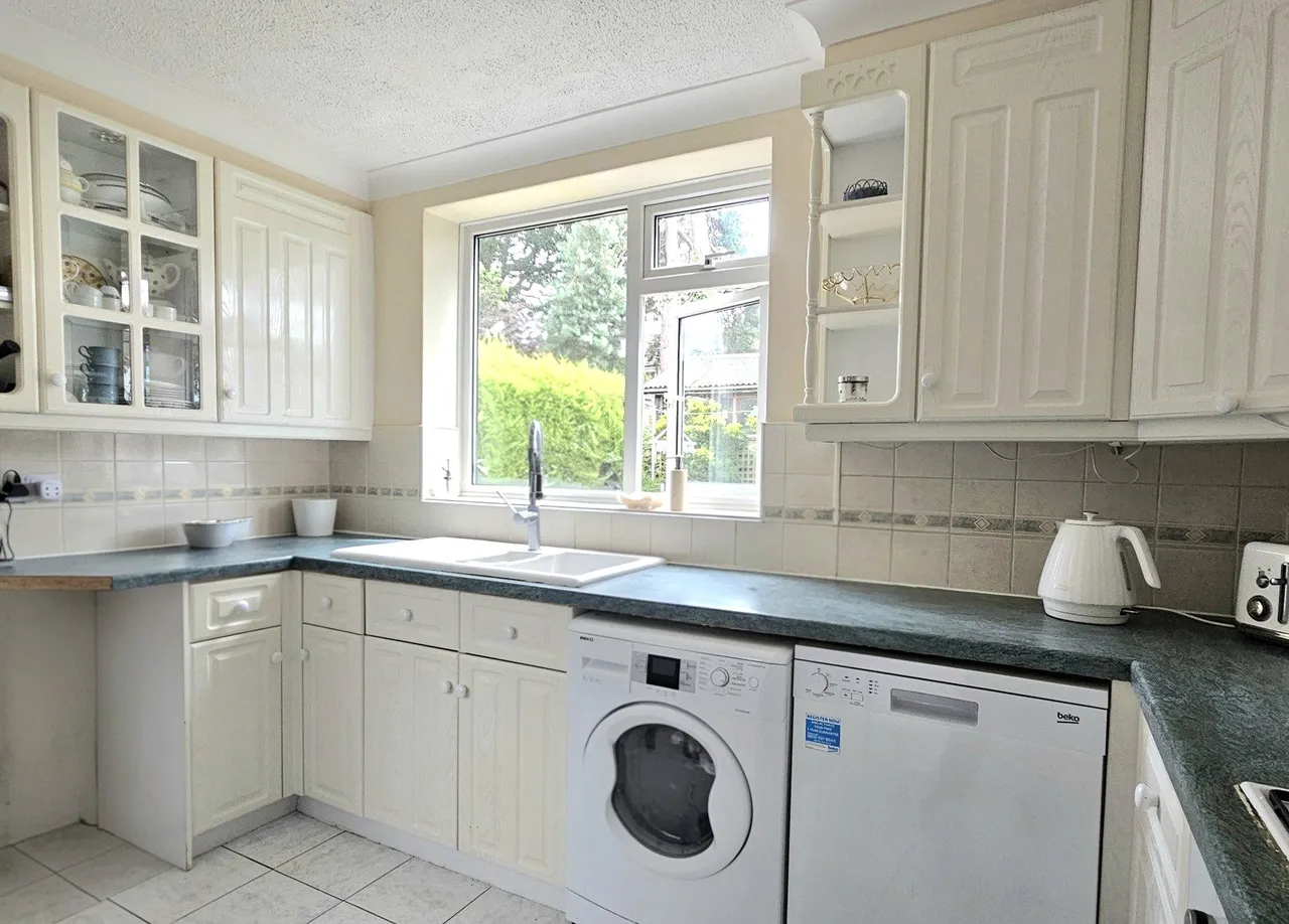 St. Michaels Road, Woking, GU21, photo 14