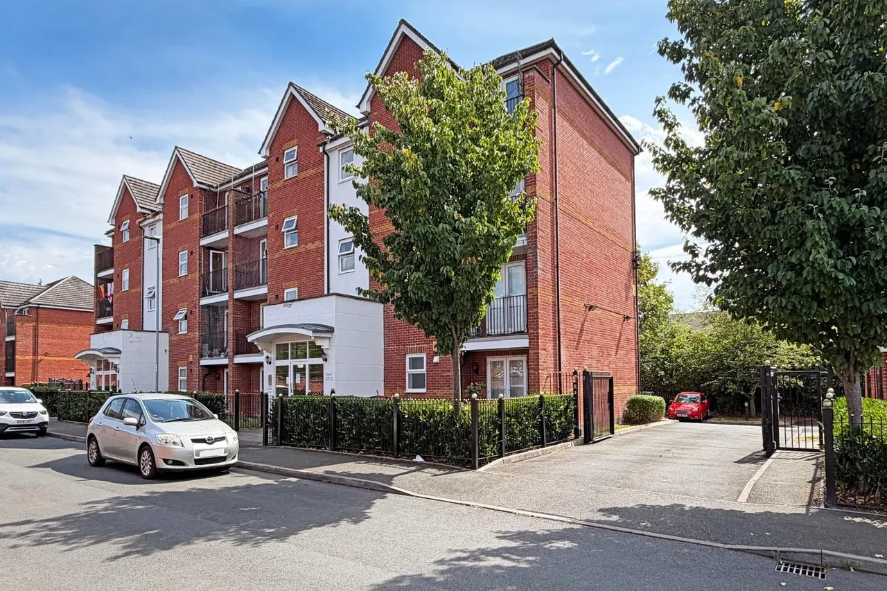 2 bed flat for sale — Oakcliffe Road, Baguley, Manchester M23 1DA