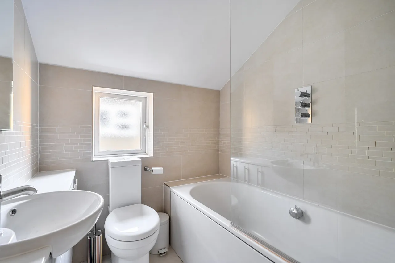 Hows Road, Uxbridge, UB8, photo 6