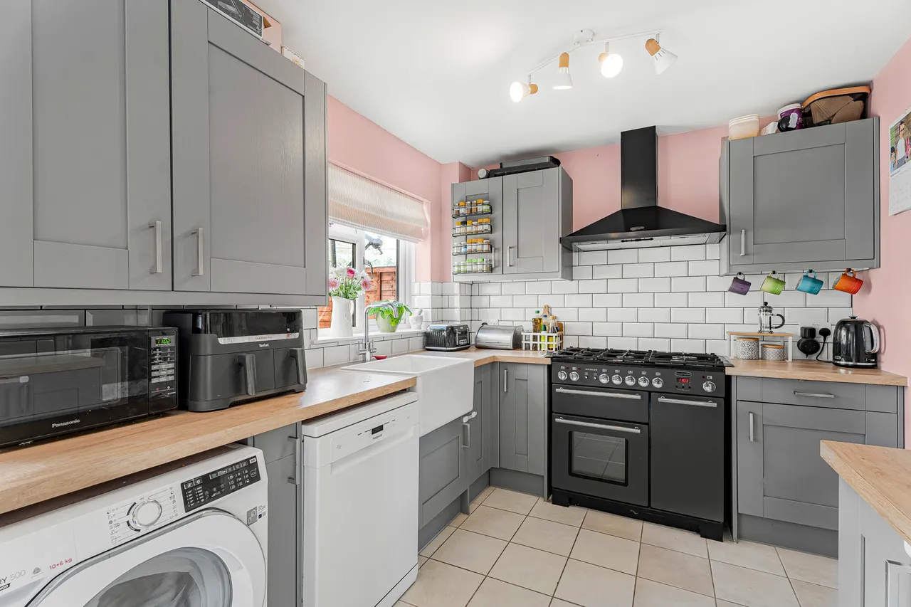 Pooley Avenue, Egham, TW20, photo 17