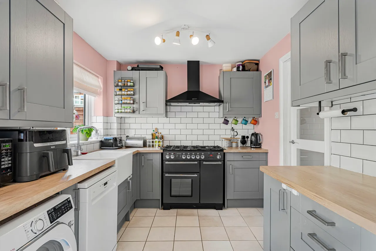 Pooley Avenue, Egham, TW20, photo 15