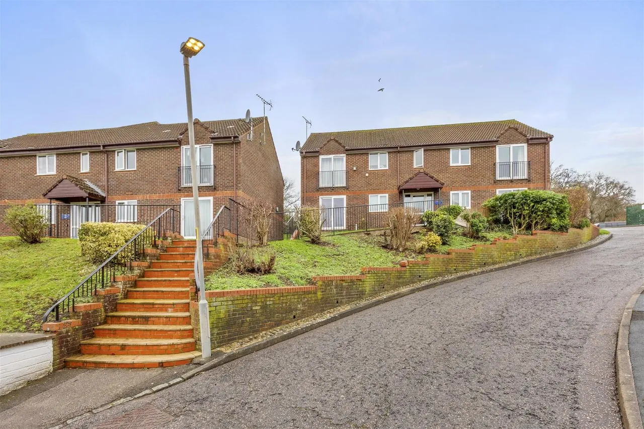 Castleview Gardens, High Wycombe, HP12, photo 9