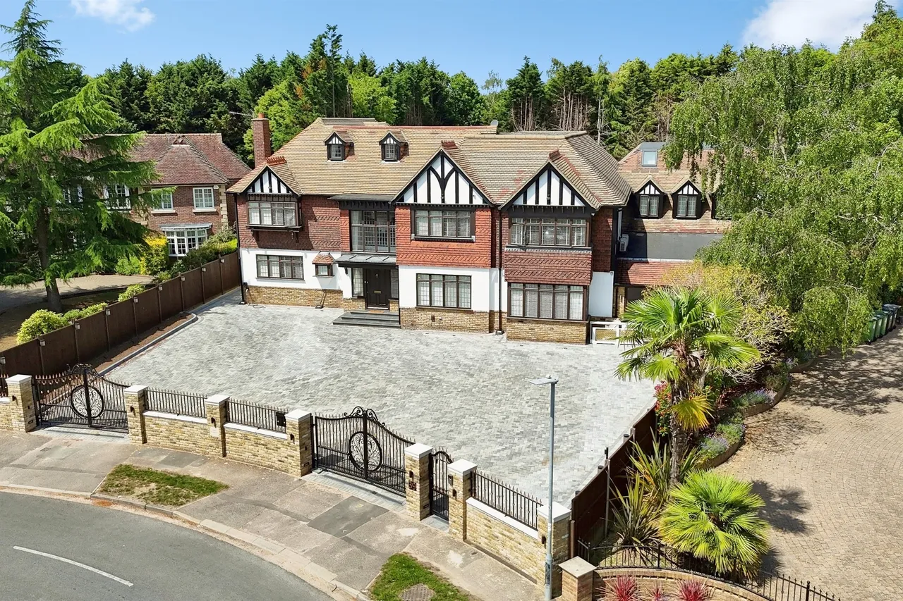 7 bed house for sale — Carnaby Road, Broxbourne