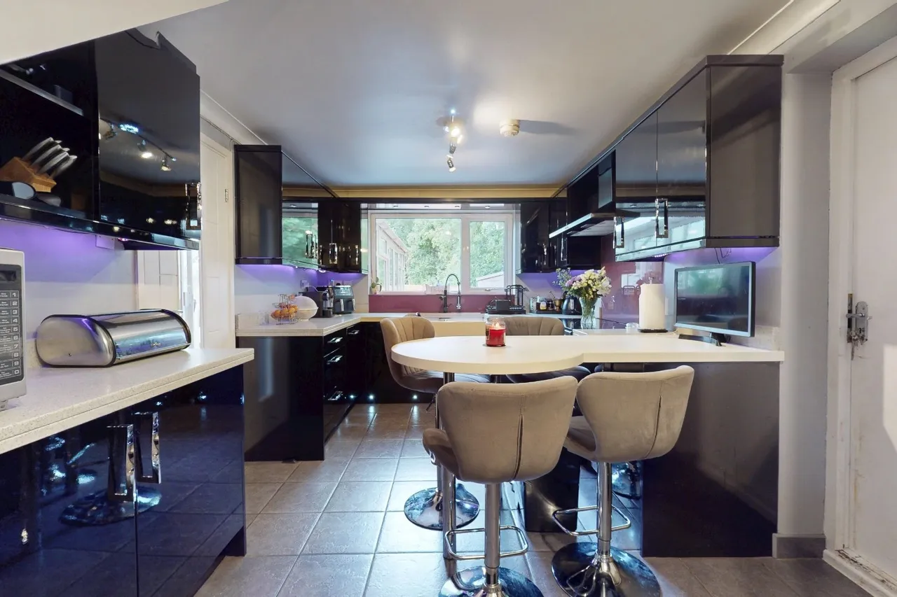Heron Close, Holmer Lake, Telford TF3 1NS, photo 2