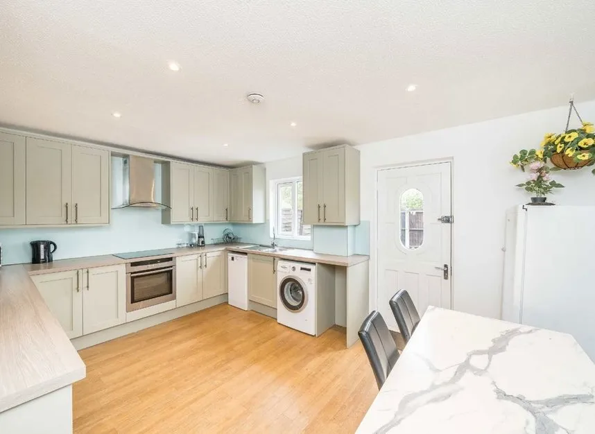 Cheeseman Close, Hampton, TW12, photo 5