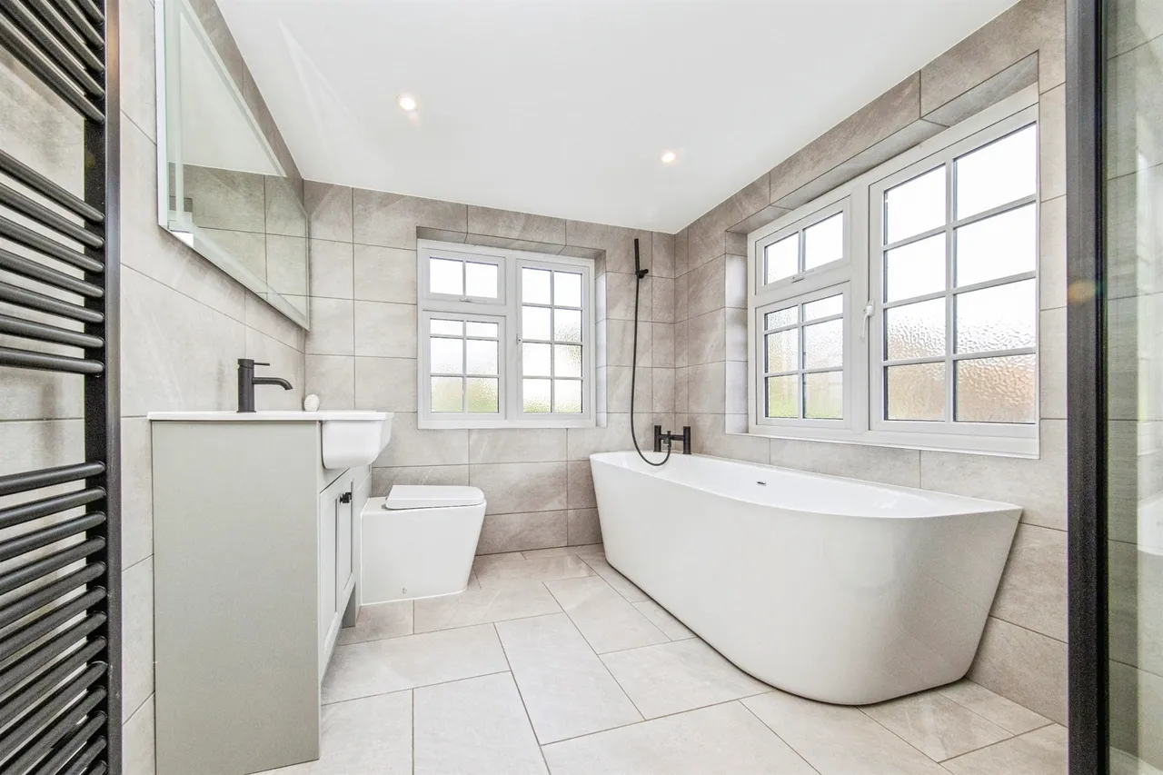 Coggeshall Road, Feering, CO5, photo 82