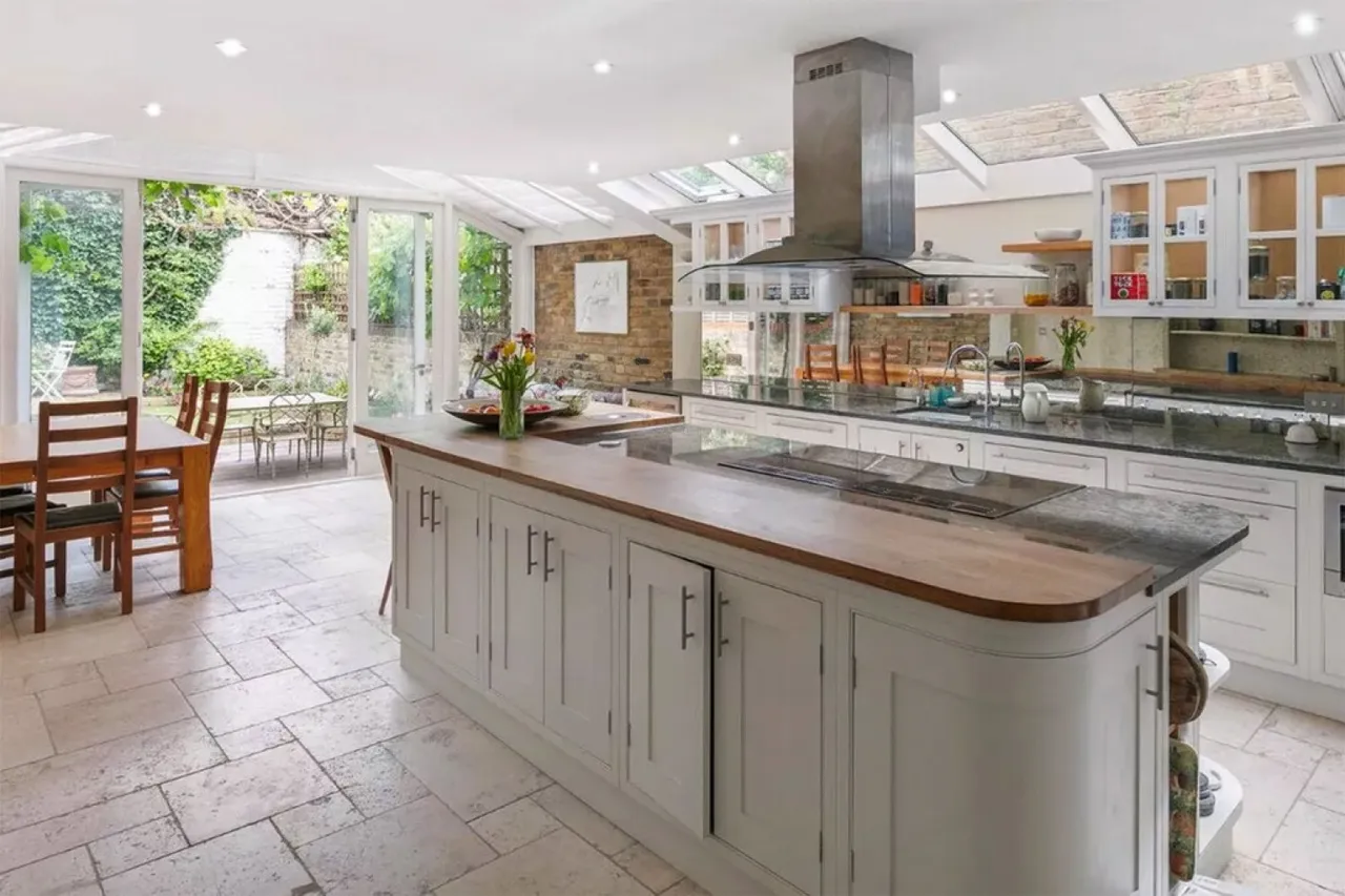 5 bed house to rent — Bovingdon Road, Fulham