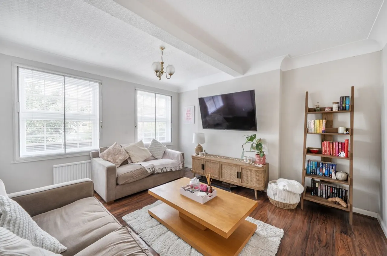 3 bed flat for sale, London Road, Cheam, SM3