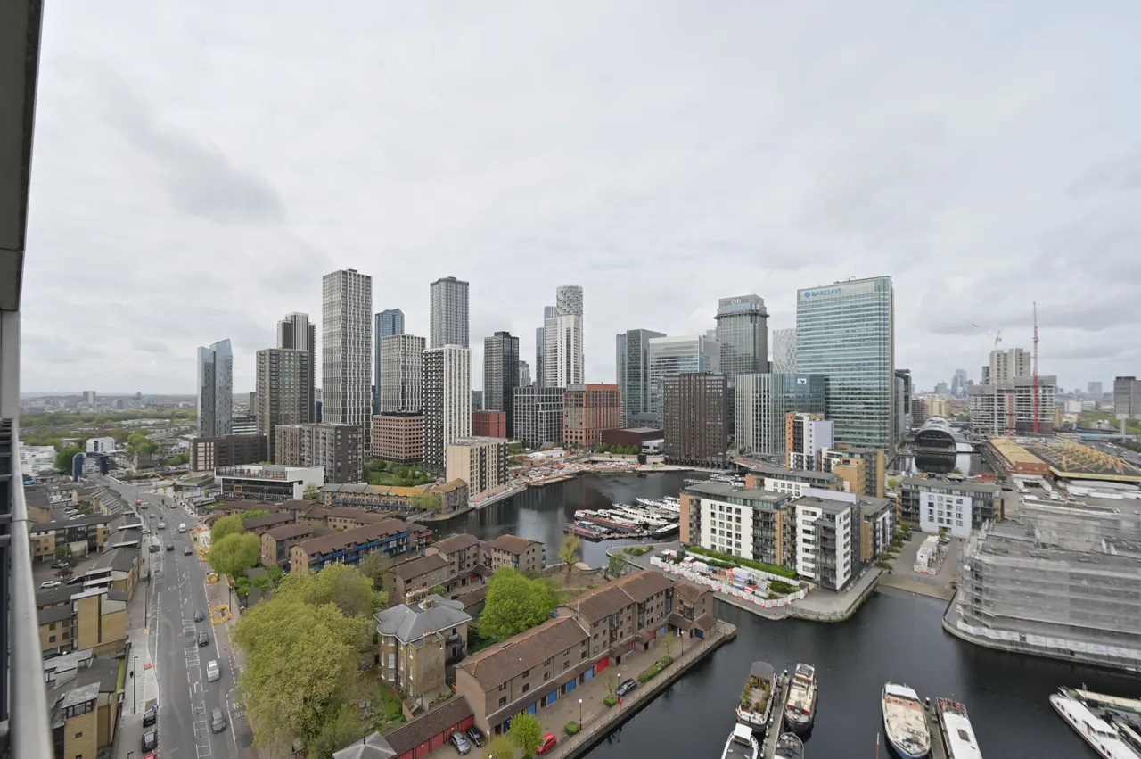 Apartment 128, Horizons Tower, 1 Yabsley Street, London, photo 4