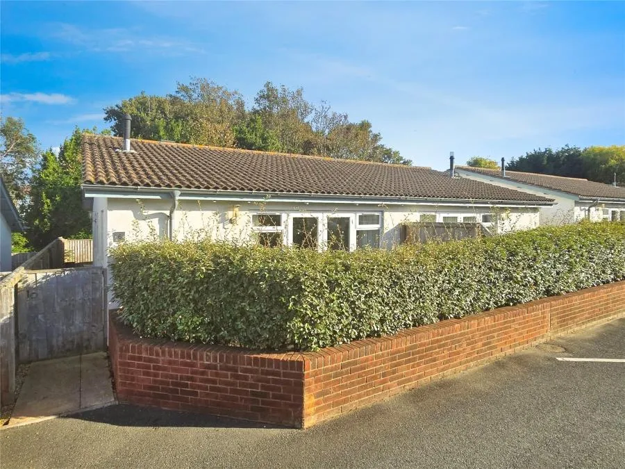 2 bed house for sale, Fort Warden Road, Colwell Bay, PO39