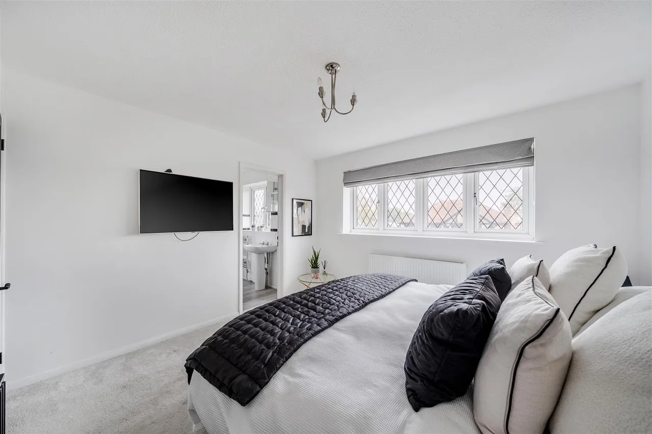 Sorrel Drive, Lightwater, photo 41
