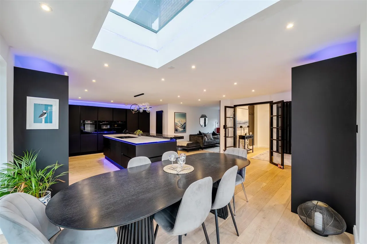 Sorrel Drive, Lightwater, photo 35