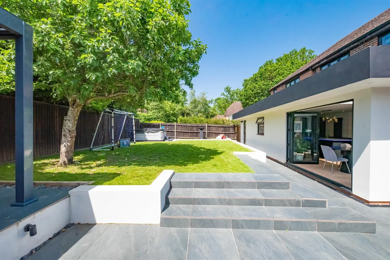 Sorrel Drive, Lightwater, photo 21