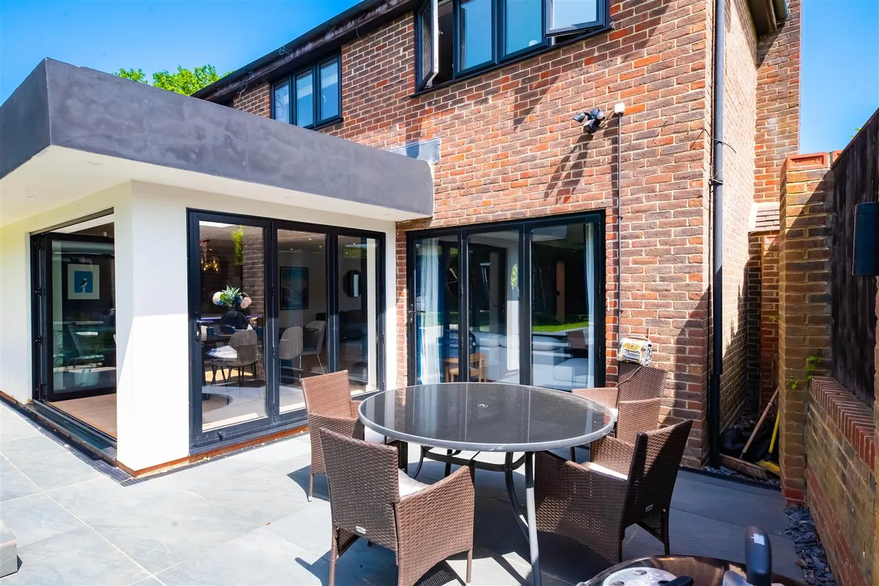 Sorrel Drive, Lightwater, photo 19