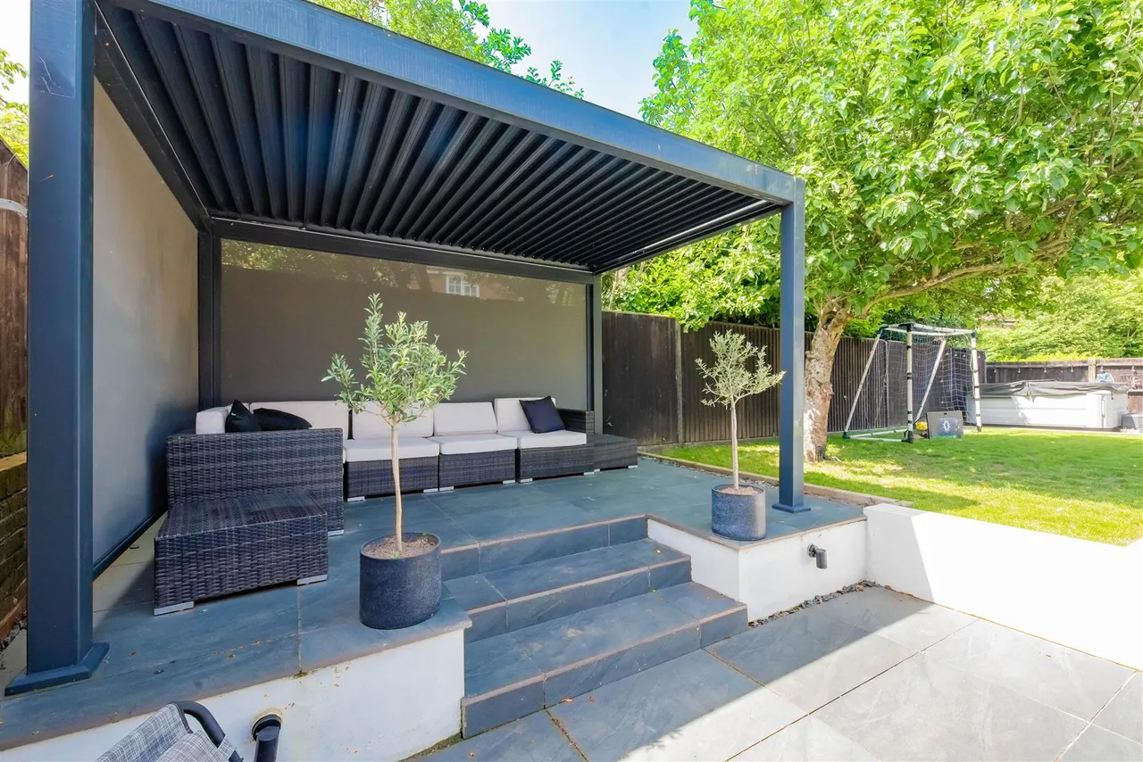 Sorrel Drive, Lightwater, photo 8