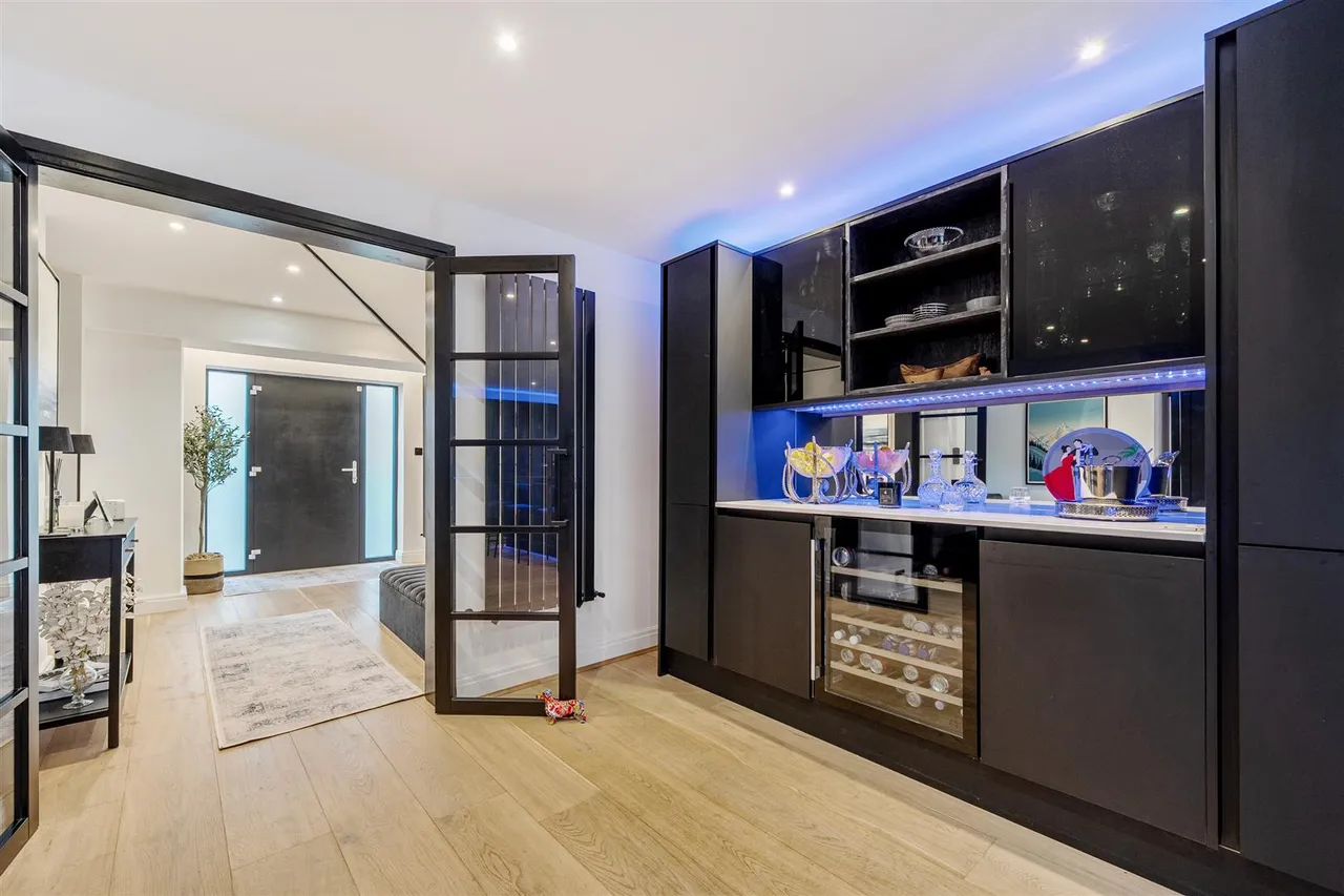 Sorrel Drive, Lightwater, photo 37
