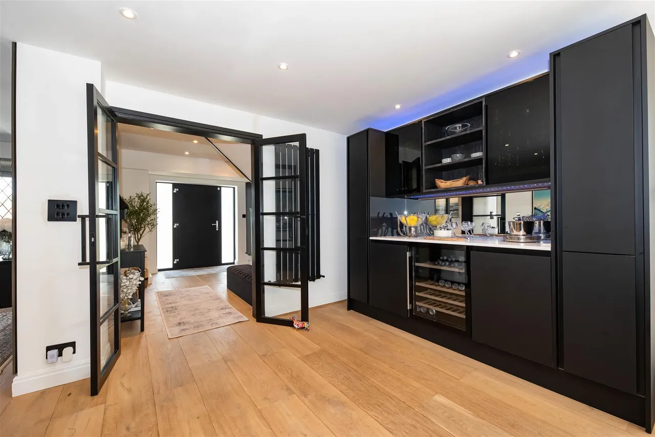 Sorrel Drive, Lightwater, photo 14