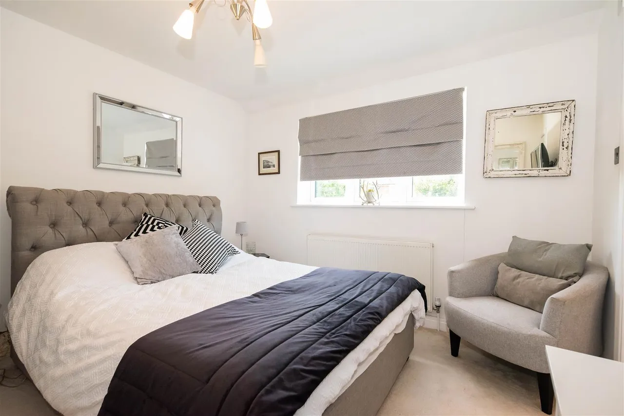 Sorrel Drive, Lightwater, photo 29