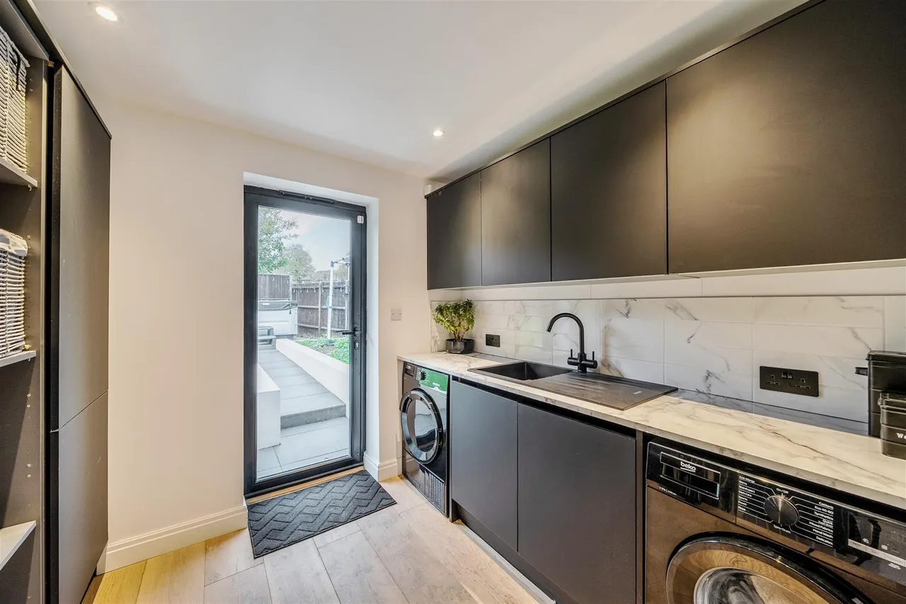 Sorrel Drive, Lightwater, photo 38