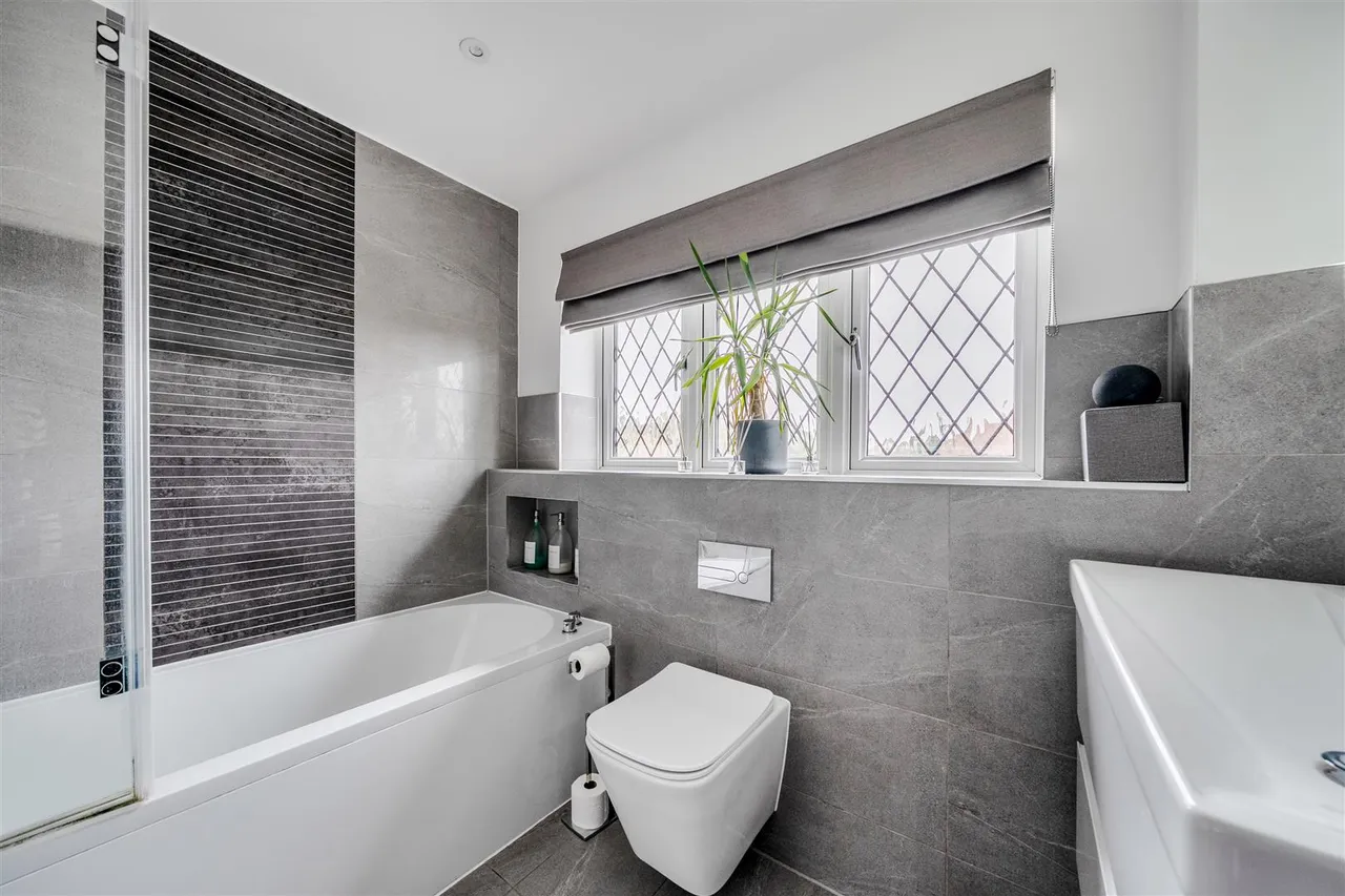 Sorrel Drive, Lightwater, photo 9