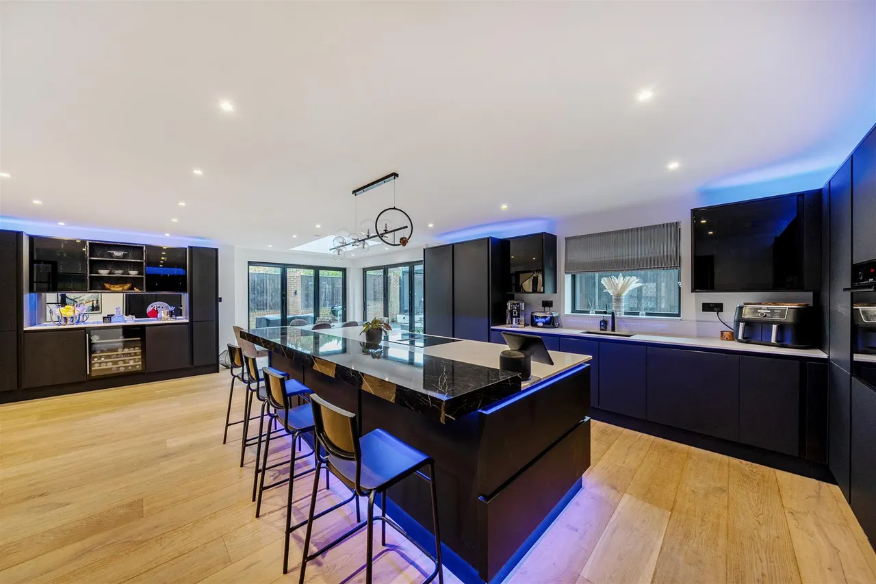 Sorrel Drive, Lightwater, photo 2