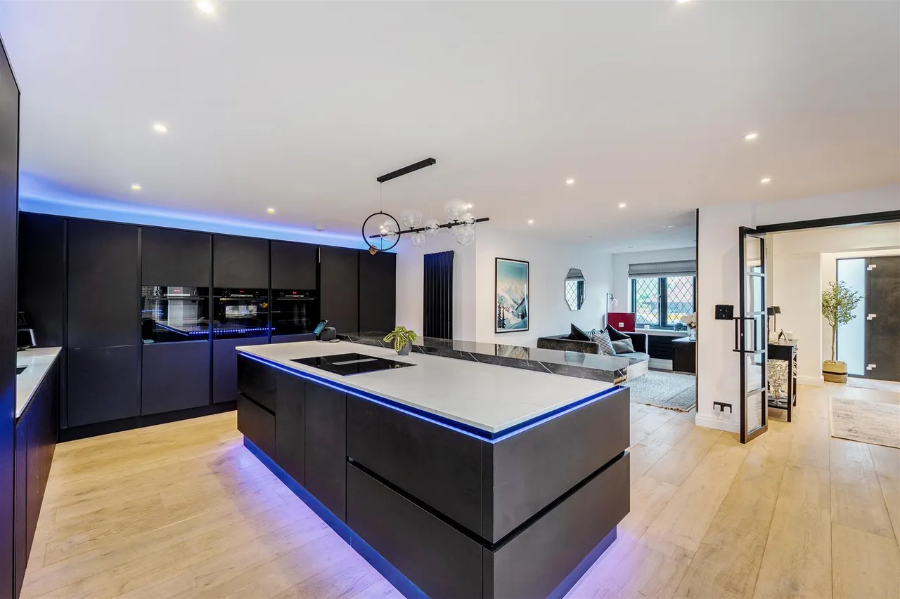 Sorrel Drive, Lightwater, photo 33
